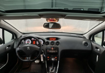 Подержанный автомобиль Peugeot 308 Hatchback 2012 года (14 фото)