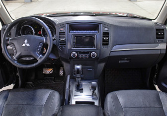 Подержанный автомобиль Mitsubishi Pajero 2014 года (13 фото)