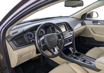 Подержанный автомобиль Hyundai Sonata 2018 года (16 фото)