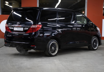 Подержанный автомобиль Toyota Alphard 2012 года (5 фото)