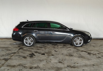 Подержанный автомобиль Opel Insignia Wagon 2011 года (8 фото)