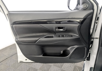 Подержанный автомобиль Mitsubishi Outlander 2022 года (19 фото)