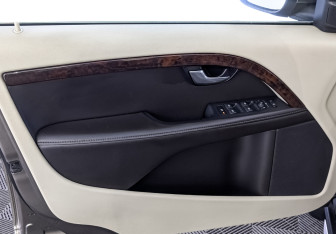Подержанный автомобиль Volvo XC70 2011 года (19 фото)