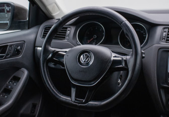 Подержанный автомобиль Volkswagen Jetta Sedan 2015 года (15 фото)