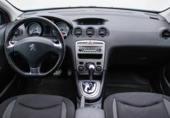 Подержанный автомобиль Peugeot 408 2015 года (13 фото)