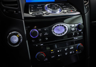 Подержанный автомобиль Infiniti QX70 2015 года (19 фото)