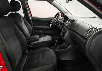 Подержанный автомобиль Skoda Fabia Hatchback 2012 года (9 фото)