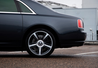 Подержанный автомобиль Rolls-Royce Ghost 2010 года (14 фото)