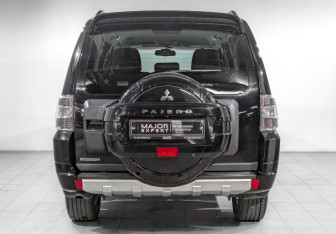 Подержанный автомобиль Mitsubishi Pajero 2011 года (6 фото)