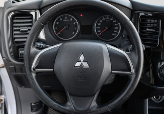 Подержанный автомобиль Mitsubishi Outlander 2013 года (15 фото)
