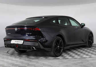 Подержанный автомобиль Changan UNI-V 2023 года (5 фото)