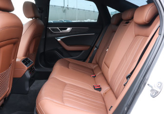 Подержанный автомобиль Audi A6 Sedan 2020 года (10 фото)