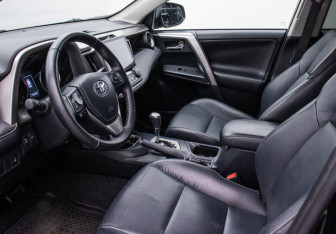 Подержанный автомобиль Toyota RAV4 2016 года (10 фото)