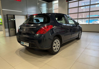 Подержанный автомобиль Peugeot 308 Hatchback 2012 года (4 фото)