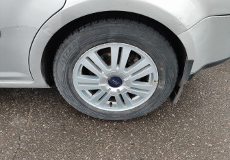 Подержанный автомобиль Ford C-MAX 2006 года (11 фото)