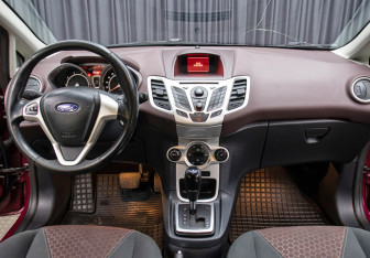 Подержанный автомобиль Ford Fiesta Hatchback 2011 года (13 фото)