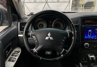 Подержанный автомобиль Mitsubishi Pajero 2011 года (14 фото)