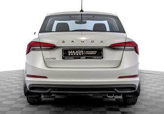 Подержанный автомобиль Skoda Rapid Liftback 2021 года (6 фото)