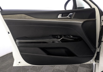 Подержанный автомобиль Kia K5 2020 года (19 фото)
