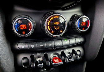 Подержанный автомобиль MINI Hatch 2021 года (25 фото)