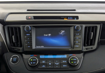 Подержанный автомобиль Toyota RAV4 2018 года (15 фото)