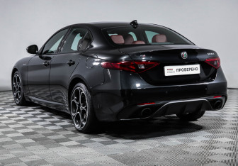 Подержанный автомобиль Alfa Romeo Giulia 2023 года (7 фото)