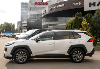 Подержанный автомобиль Toyota RAV4 2025 года (6 фото)