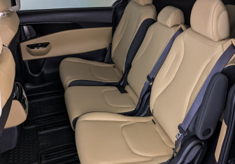 Подержанный автомобиль Kia Carnival 2022 года (18 фото)
