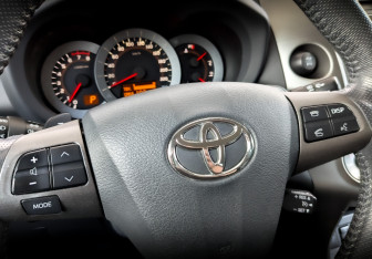 Подержанный автомобиль Toyota RAV4 2011 года (25 фото)