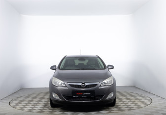 Подержанный автомобиль Opel Astra Hatchback 2011 года (2 фото)