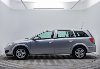 Подержанный автомобиль Opel Astra Wagon 2012 года (8 фото)