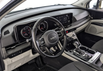 Подержанный автомобиль Kia Carnival 2021 года (15 фото)
