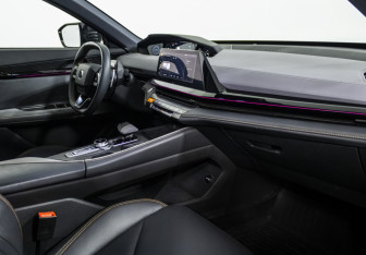 Подержанный автомобиль Changan UNI-V 2023 года (9 фото)