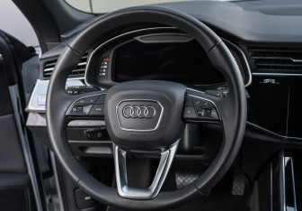 Подержанный автомобиль Audi Q8 2022 года (19 фото)