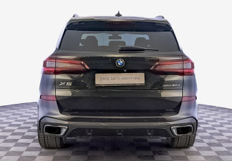 Подержанный автомобиль BMW X5 2021 года (6 фото)