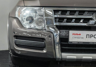 Подержанный автомобиль Mitsubishi Pajero 2015 года (17 фото)