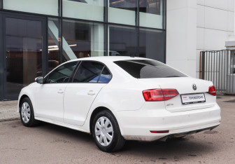 Подержанный автомобиль Volkswagen Jetta Sedan 2015 года (6 фото)
