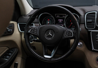 Подержанный автомобиль Mercedes-Benz GLE 2016 года (13 фото)