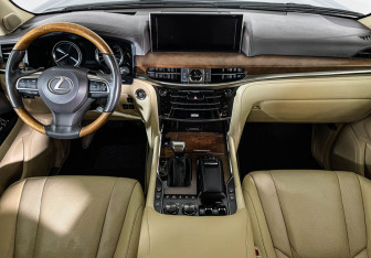 Подержанный автомобиль Lexus LX 2016 года (9 фото)