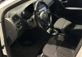 Подержанный автомобиль Volkswagen Polo Sedan 2018 года (8 фото)