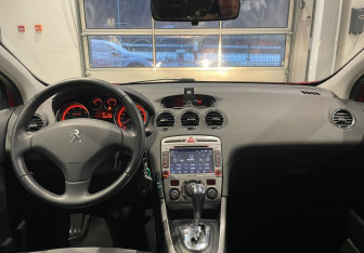 Подержанный автомобиль Peugeot 308 Hatchback 2011 года (11 фото)