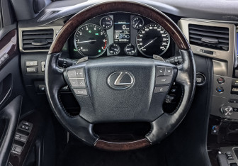 Подержанный автомобиль Lexus LX 2014 года (22 фото)