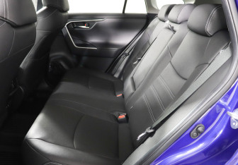 Подержанный автомобиль Toyota RAV4 2021 года (11 фото)