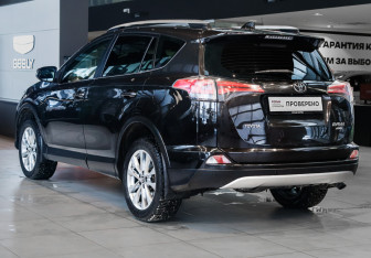 Подержанный автомобиль Toyota RAV4 2015 года (6 фото)