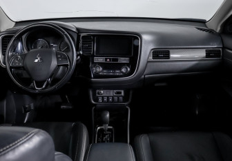 Подержанный автомобиль Mitsubishi Outlander 2019 года (12 фото)