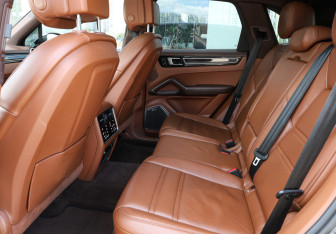 Подержанный автомобиль Porsche Cayenne 2018 года (10 фото)
