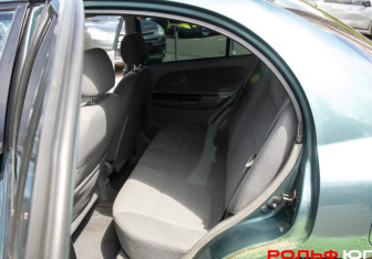 Подержанный автомобиль Kia Rio Sedan 2004 года (8 фото)