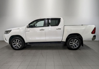 Подержанный автомобиль Toyota Hilux 2015 года (8 фото)