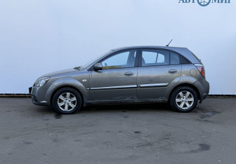 Подержанный автомобиль Kia Rio Hatchback 2011 года (8 фото)