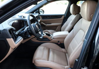 Подержанный автомобиль Porsche Cayenne 2025 года (18 фото)